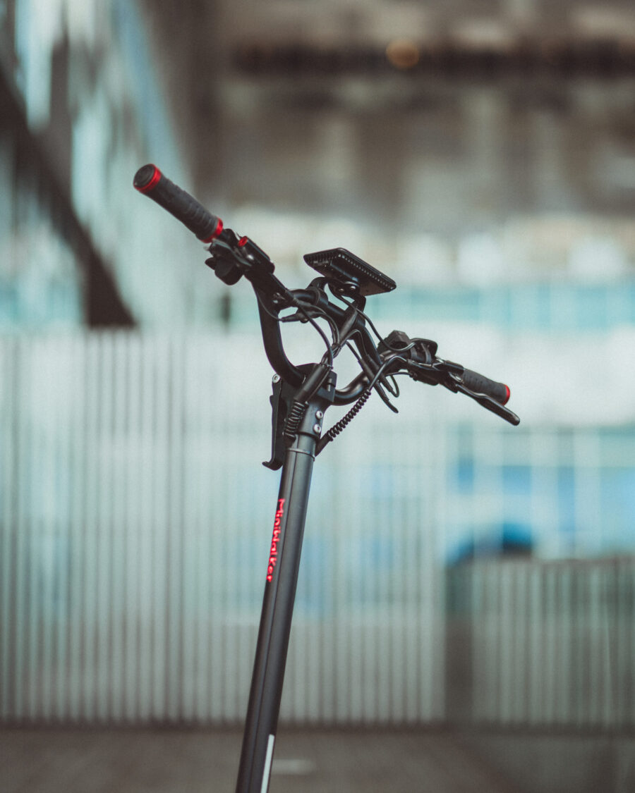 Vue guidon trottinette électrique MiniWalker 10 GTR rouge et noir avec commandes au pouce et écran TFT paramétrable