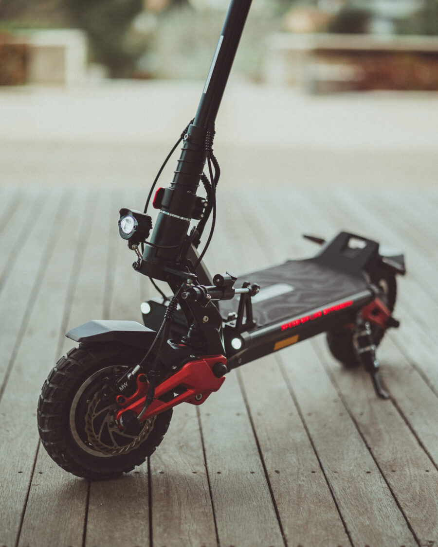 Vue avant trottinette électrique MiniWalker 10 GTR rouge et noir avec dumper, vérin anti guidonnage